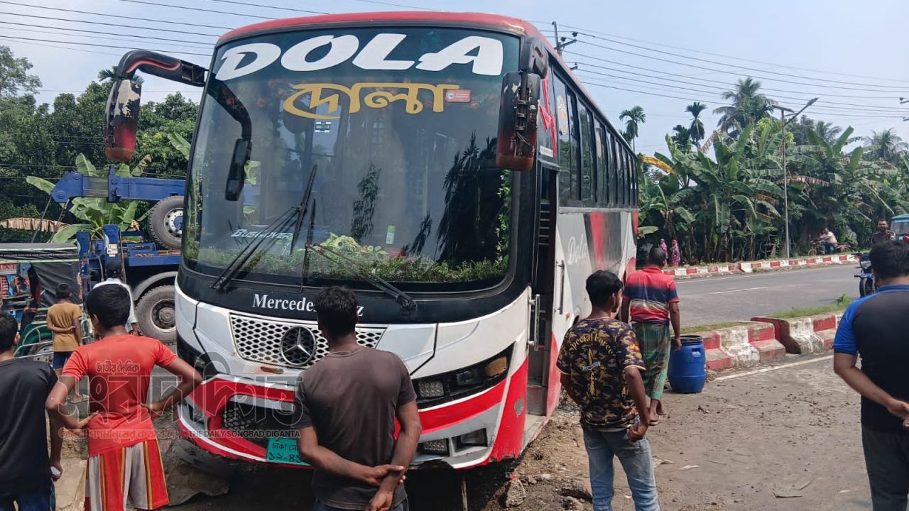 টুঙ্গিপাড়ায় চলন্ত বাসের চাকা পাংচার, নিয়ন্ত্রণ হারিয়ে আইল্যান্ডে দোলা পরিবহন