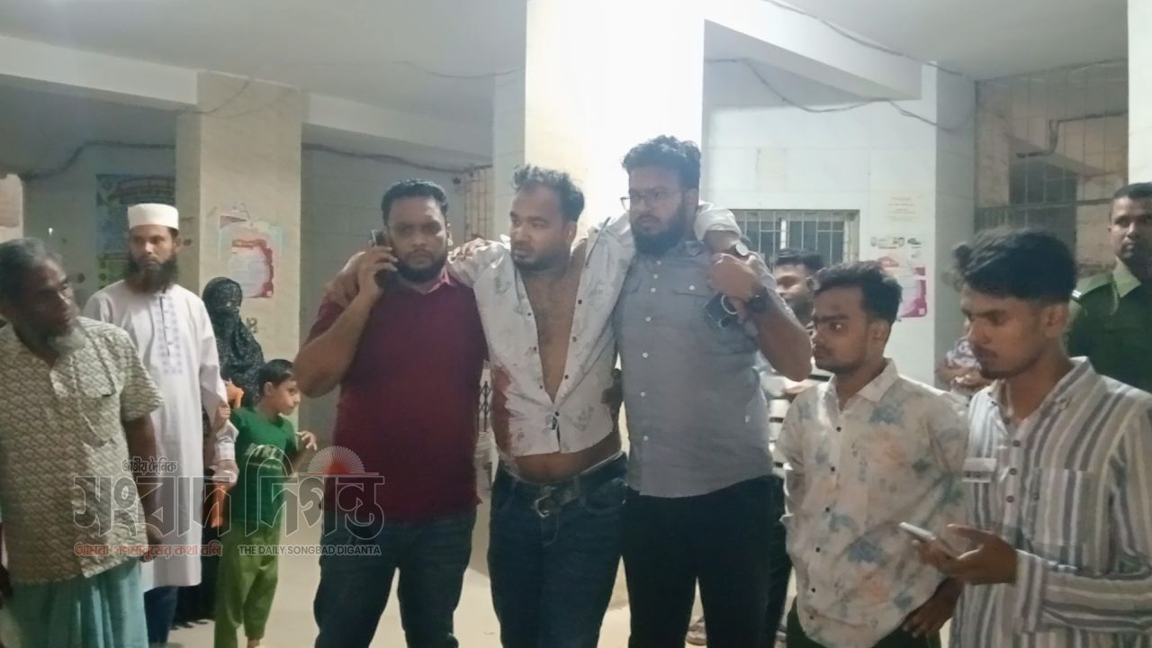 গভীর বনের রাস্তায় গুলি করে দুই বস্তা টাকা নিয়ে উধাও