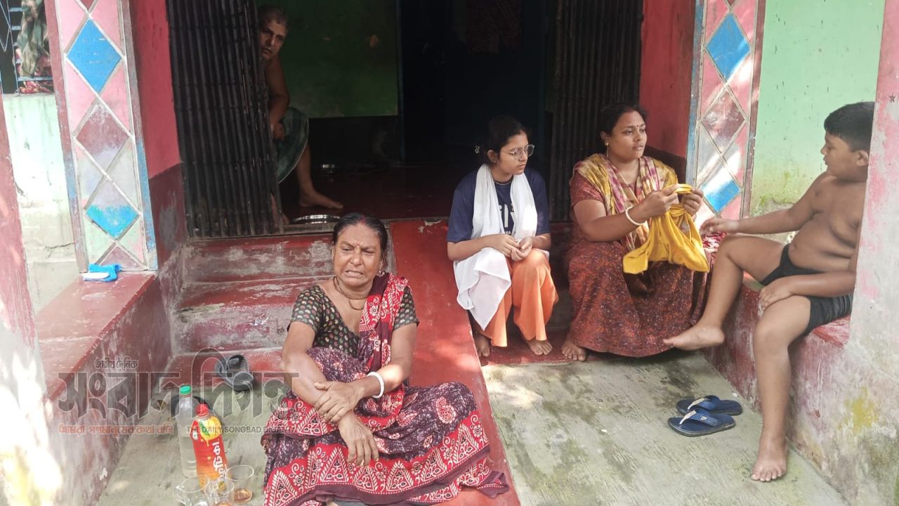 আগে অসুস্থ পুরো পরিবার, পরে বাড়িতে চুরি সাতক্ষীরায় চাঞ্চল্যকর ঘটনা