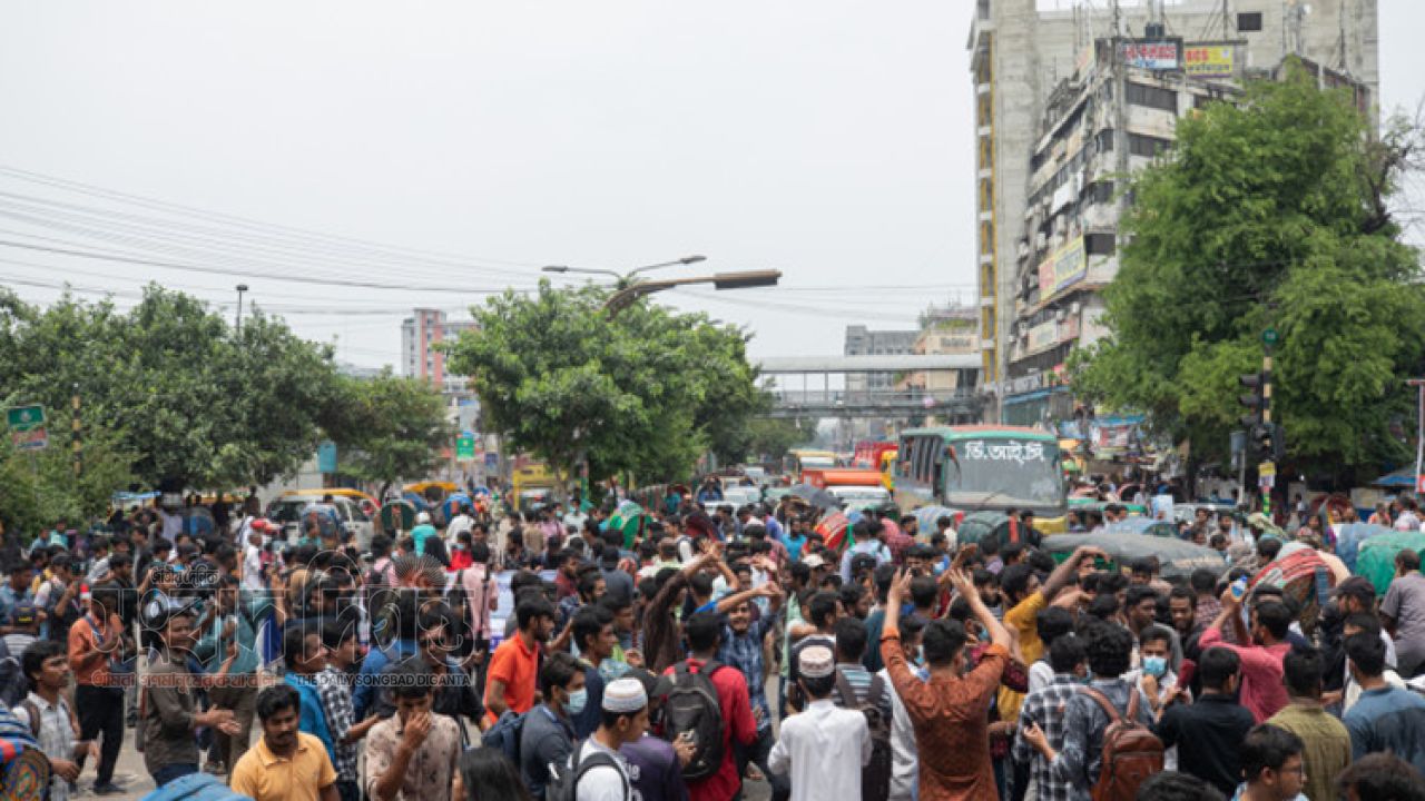 প্রশ্নপত্র ফাঁসের অভিযোগে নিয়োগ পরীক্ষা স্থগিত, নীলক্ষেতে পরীক্ষার্থীদের অবরোধ