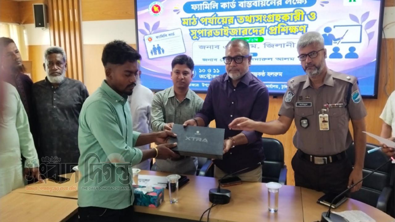 টুঙ্গিপাড়ায় ফ্যামিলি কার্ড কার্যক্রমের প্রস্তুতি, মাঠকর্মীদের প্রশিক্ষণ শুরু