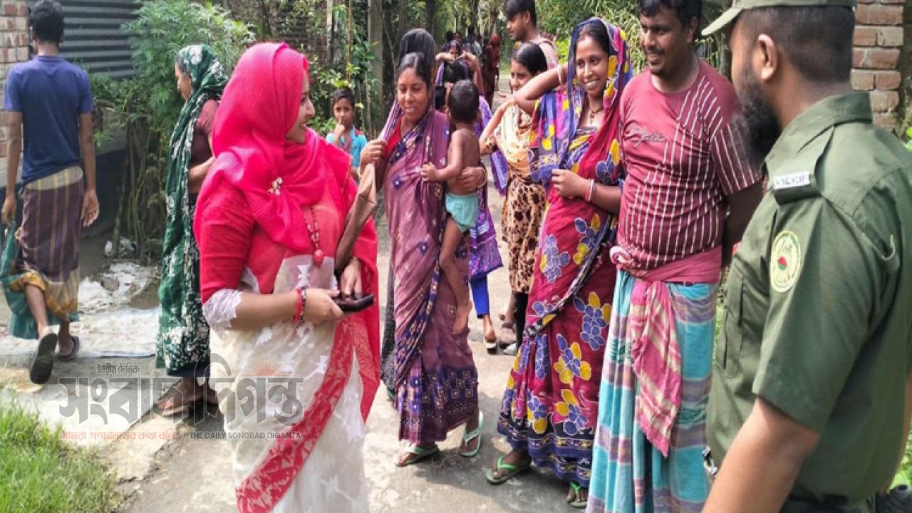 কালীগঞ্জে স্বামীহারা পরমিলাকে ঘরে ফিরিয়ে দিলেন ইউএনও