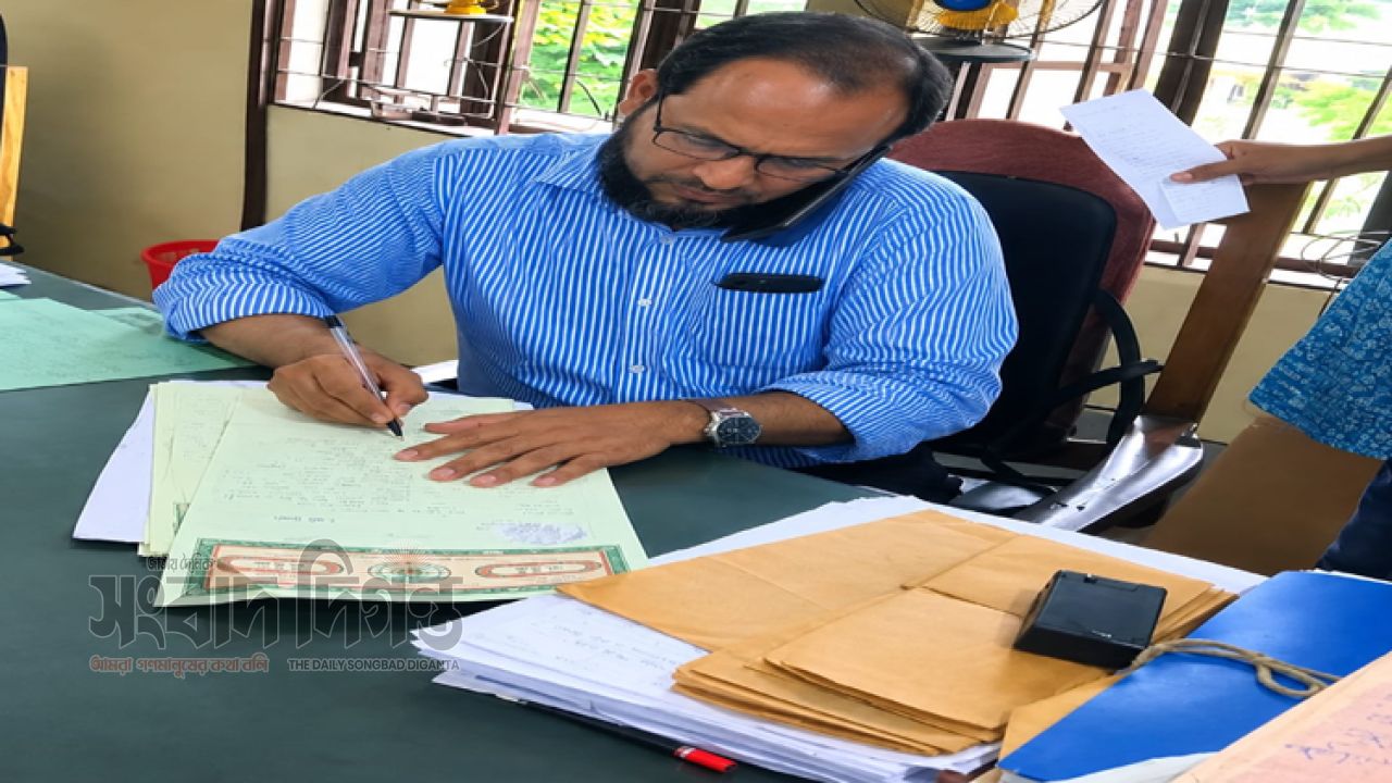সদর মহাফেজখানায় মিজানুর রহমানের বিরুদ্ধে বাড়তি টাকা নেওয়ার অভিযোগ; নথি তল্লাশিতে ভোগান্তি