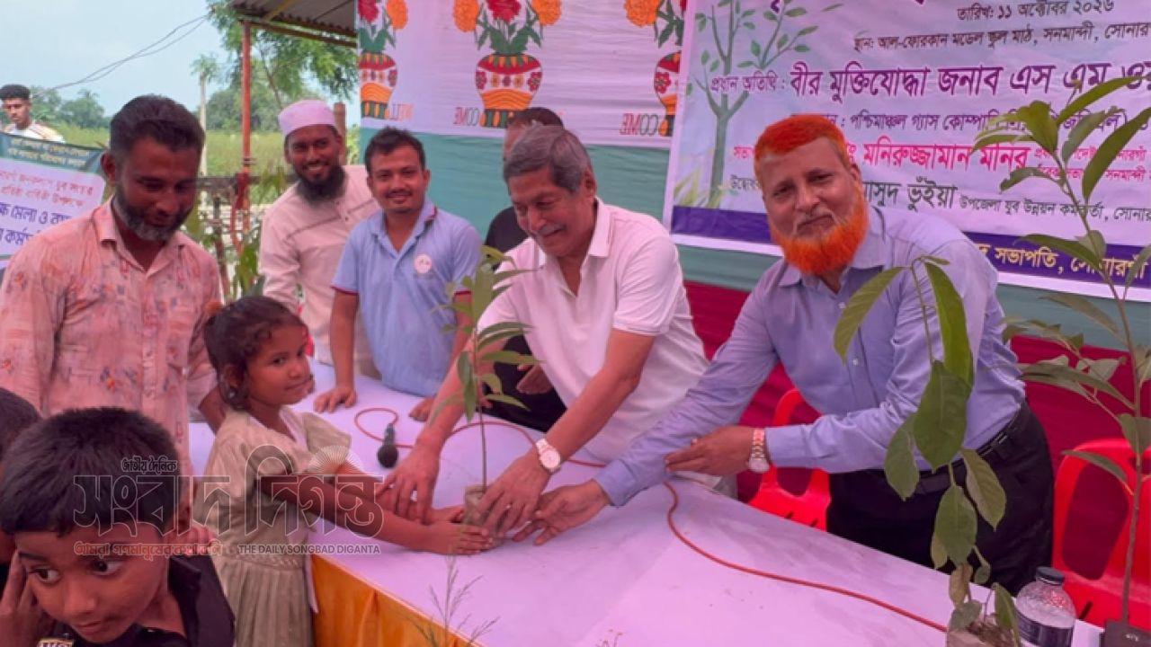 সোনারগাঁয়ে বর্জ্যের বিনিময়ে গাছ উপহার, পরিবেশ রক্ষায় ব্যতিক্রমী উদ্যোগ