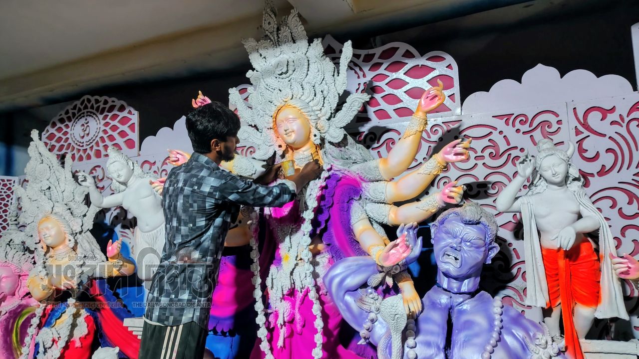 মাটির প্রতিমায় ফুটছে দেবীর রূপ, শ্যামনগরের ৭১ মণ্ডপে দুর্গোৎসবের প্রস্তুতি 