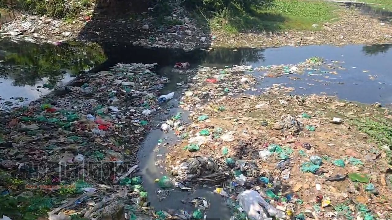 কসবার বিজনা নদী এখন ময়লার ভাগাড়