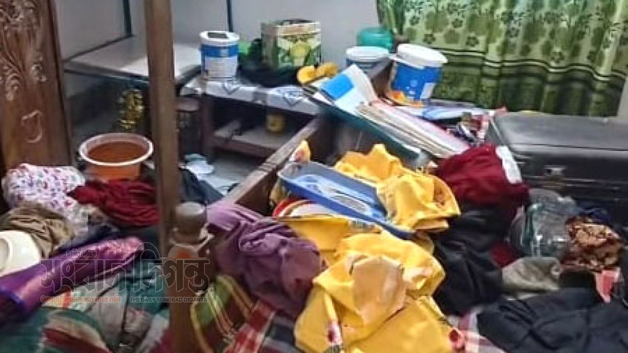 কসবায় দুই প্রবাসীর বাড়িতে দুর্ধর্ষ ডাকাতি, হাত-পা বেঁধে স্বর্ণালংকার ও নগদ টাকা লুট