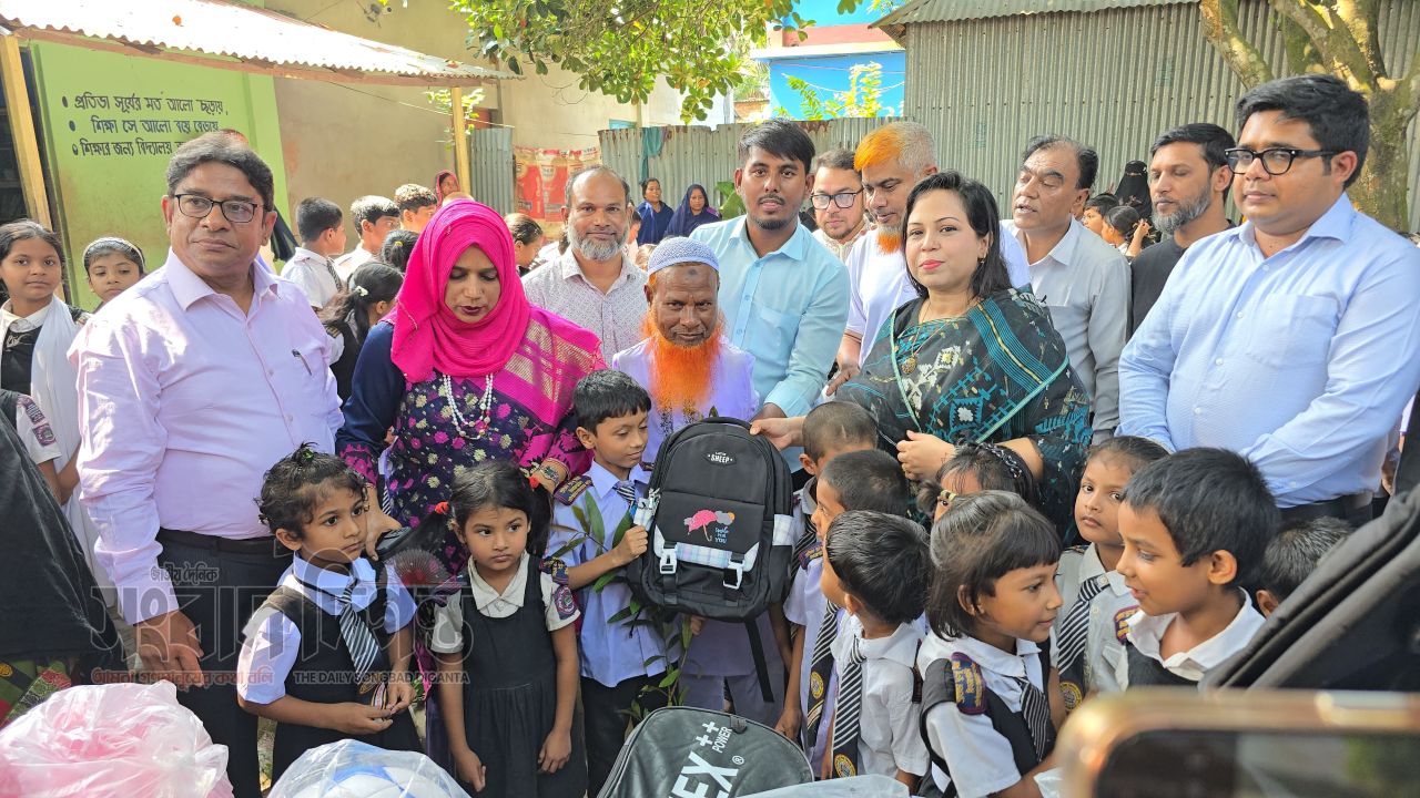 দুই হাত ছাড়াই স্কুল গড়েছেন দুঃখু মিয়া, ১৪৫ শিশুর ভবিষ্যৎ গড়তে পাশে ডিসি ইসরাত