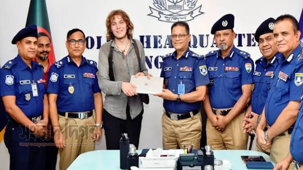 বিদেশি পর্যটকের ল্যাপটপ উদ্ধার, দুই পুলিশ সদস্য পুরস্কৃত