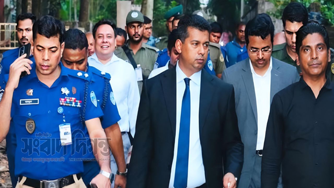 দুর্গাপূজার পূজামণ্ডপে নিরাপত্তার তদারকিতে মাঠে ডিসি-এসপি