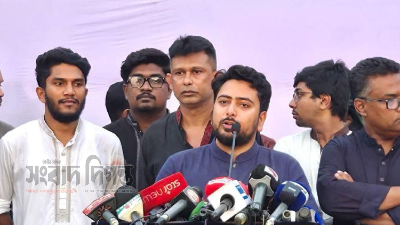 দেশে ও বিদেশে নিরাপত্তা দিতে সরকার ব্যর্থ: নাহিদ ইসলাম 