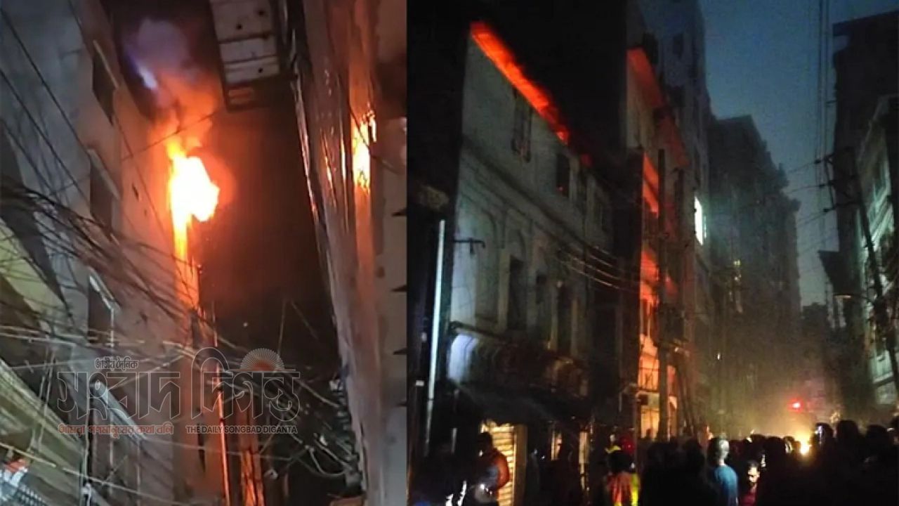 পুরান ঢাকার চকবাজারে গোডাউনের আগুন নিয়ন্ত্রণে, ধোঁয়ায় অসুস্থ ২ ফায়ার ফাইটার