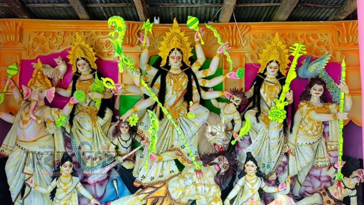 সাতক্ষীরায় ৬১২ মণ্ডপে দুর্গোৎসব, প্রতিমা নির্মাণে অভিনবত্ব, সাজসজ্জায় বৈচিত্র্য