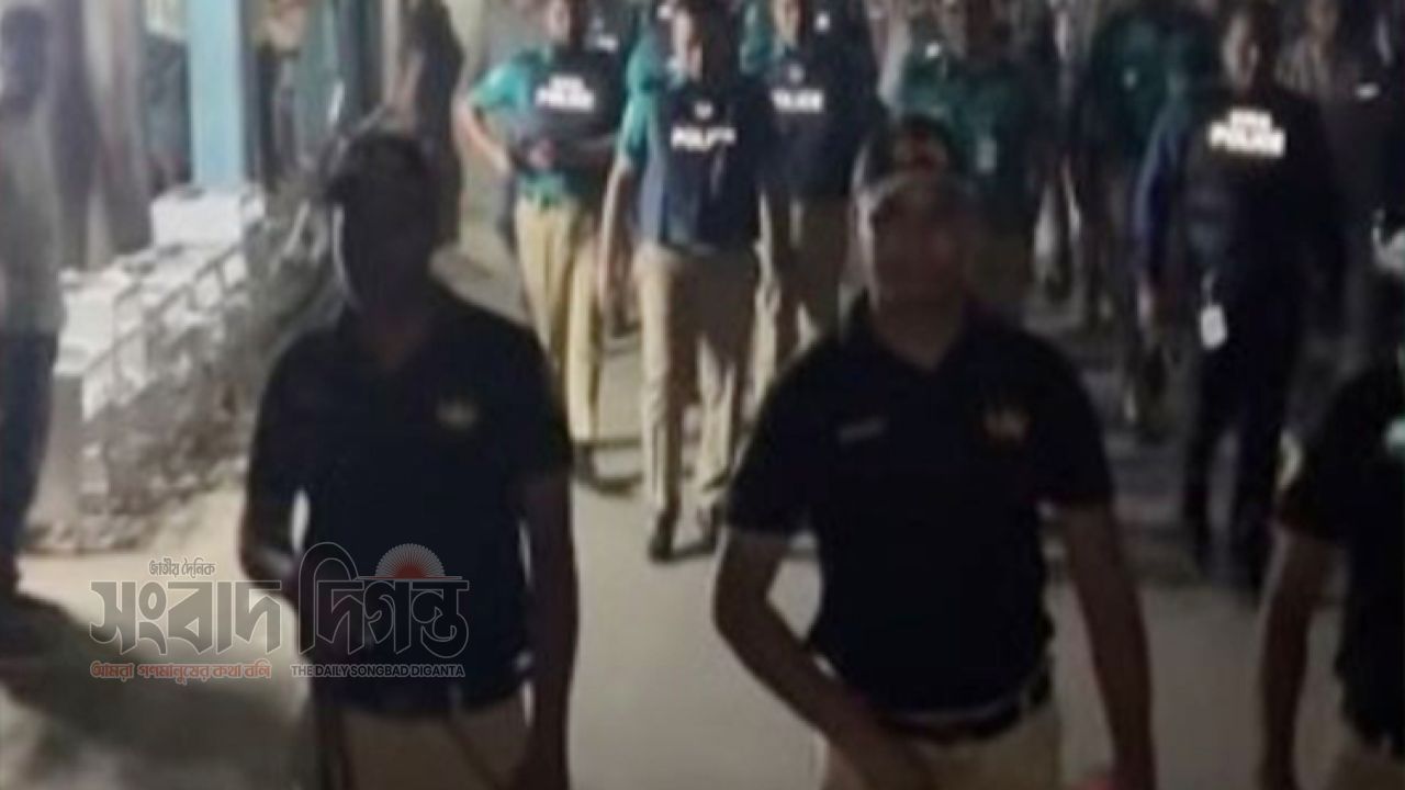 মোহাম্মদপুরে ডগ স্কোয়াড নিয়ে যৌথ অভিযান 