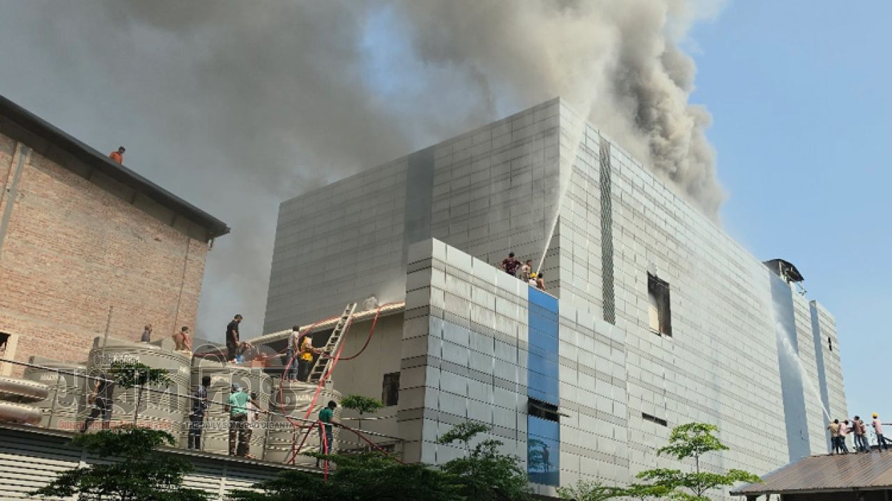 টঙ্গীতে ওষুধ কারখানার চতুর্থ তলায় অগ্নিকাণ্ড ,নিয়ন্ত্রণে কাজ করছে ১৮ ইউনিট
