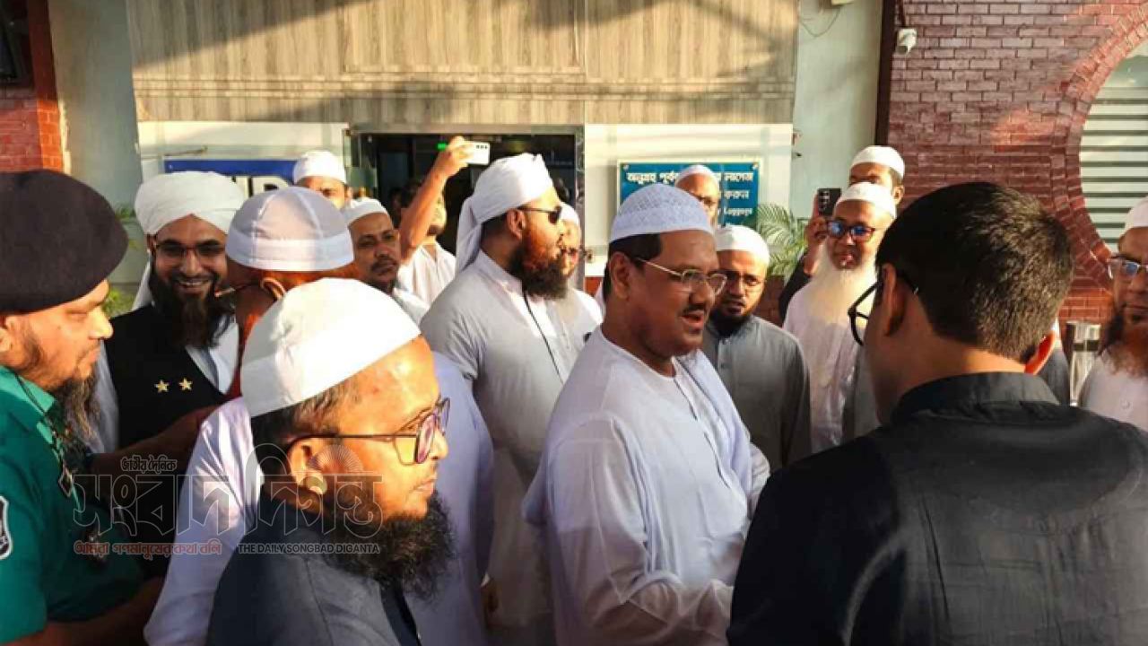 ১৪ দিনের দাওয়াতি সফরে যুক্তরাষ্ট্র গেলেন চরমোনাই পীর 