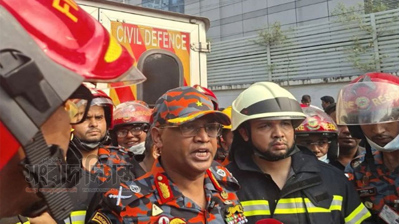 টঙ্গীতে ওষুধ কারখানায় আগুন নিয়ন্ত্রণে ফায়ার সার্ভিস কর্মী