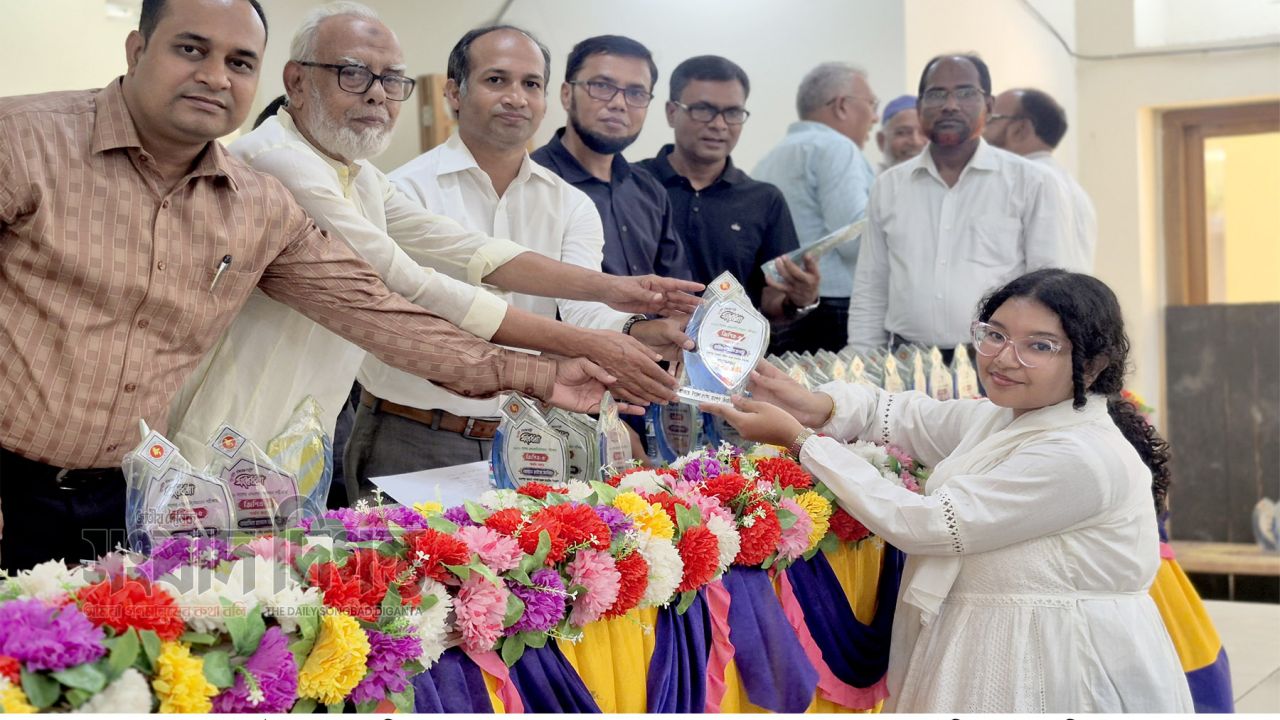 মহেশপুরে এসএসসি ও দাখিলে জিপিএ-৫ প্রাপ্ত ১৩০ শিক্ষার্থীকে সংবর্ধনা