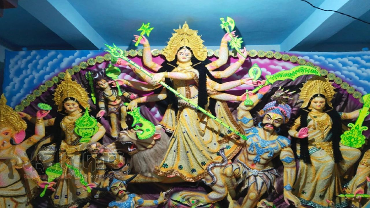 বৈচিত্র্যময় প্রতিমা, সম্প্রীতির বার্তা ও উৎসবের রঙে সাতক্ষীরা