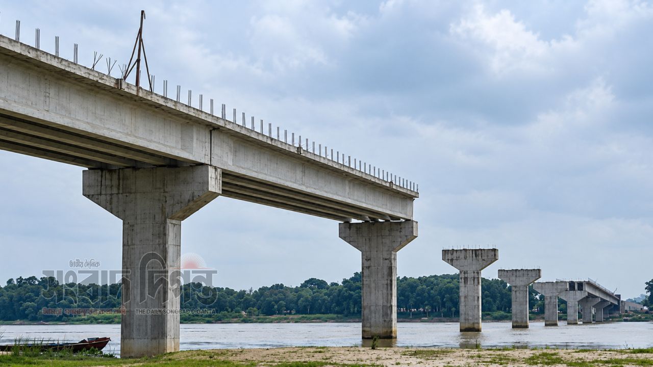 রাজবাড়ীতে ৬৪ কোটি টাকার গড়াই সেতুর কাজ শেষ হয়নি ৬ বছরেও 