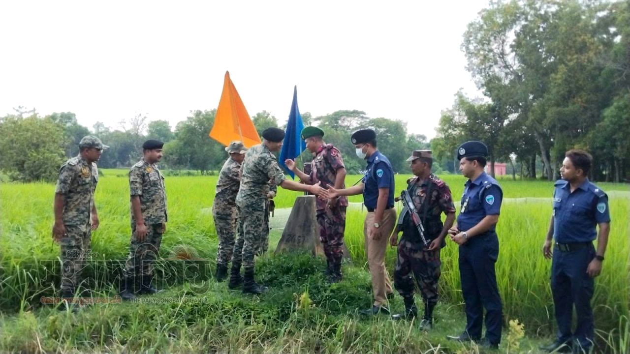 কুমিল্লায় পতাকা বৈঠকের মাধ্যমে ধরে নিয়ে যাওয়া দুই পুলিশ সদস্যকে ফেরত দিয়েছে বিএসএফ