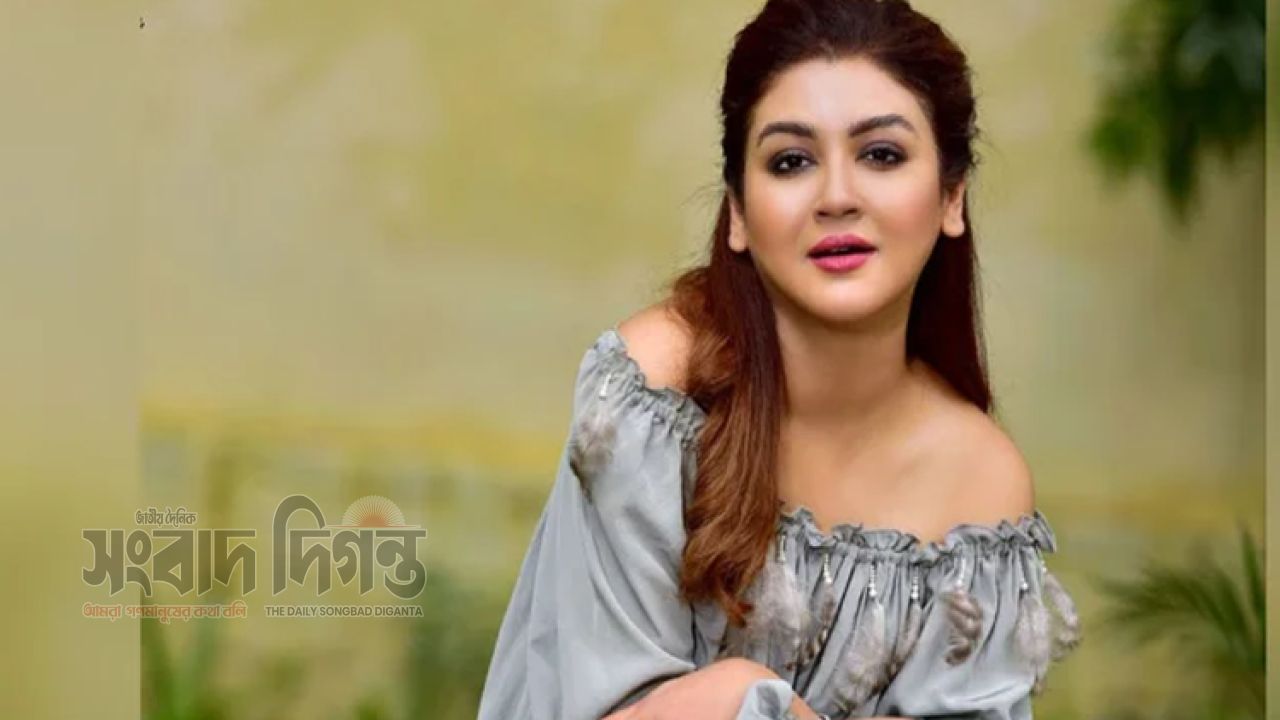 নজর কাড়লেন জয়া 