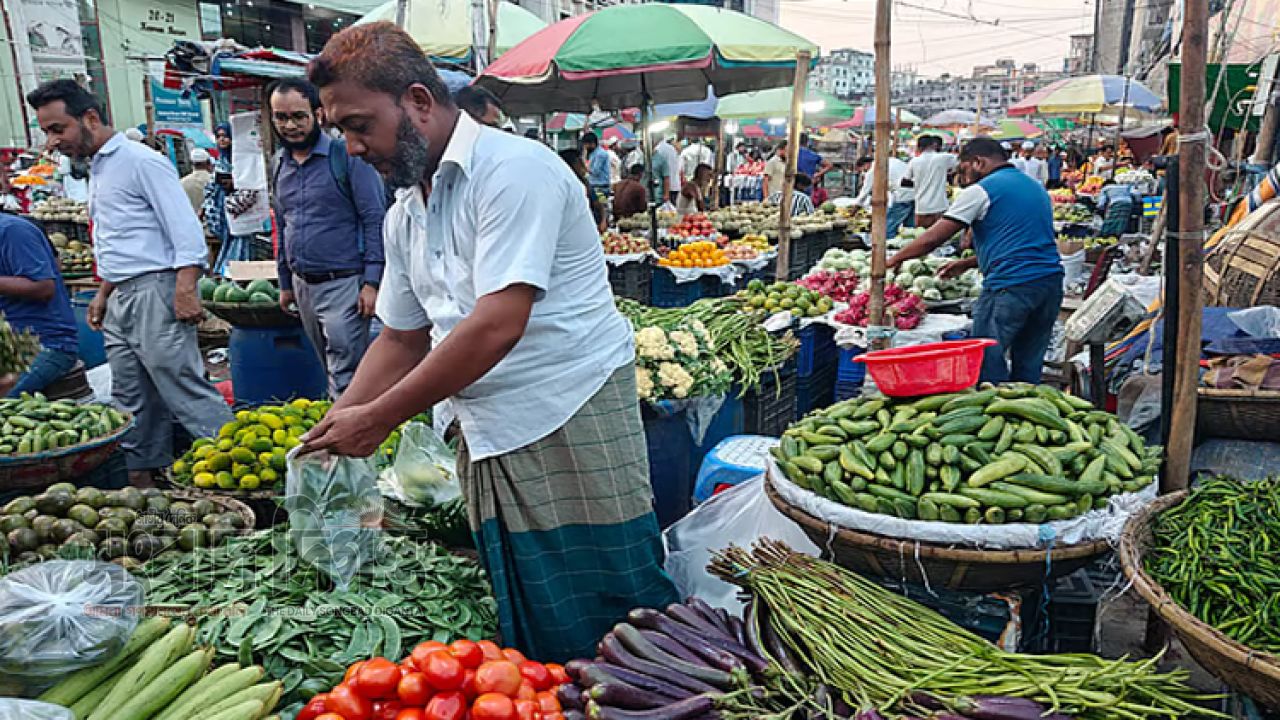রাজধানীর বাজারে সবজির চড়া দাম