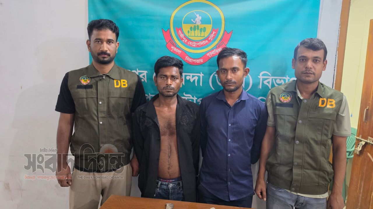 গাজীপুরে দেশীয় অস্ত্রসহ দুই ছিনতাইকারী গ্রেপ্তার, চাপাতি ও চাকু উদ্ধার