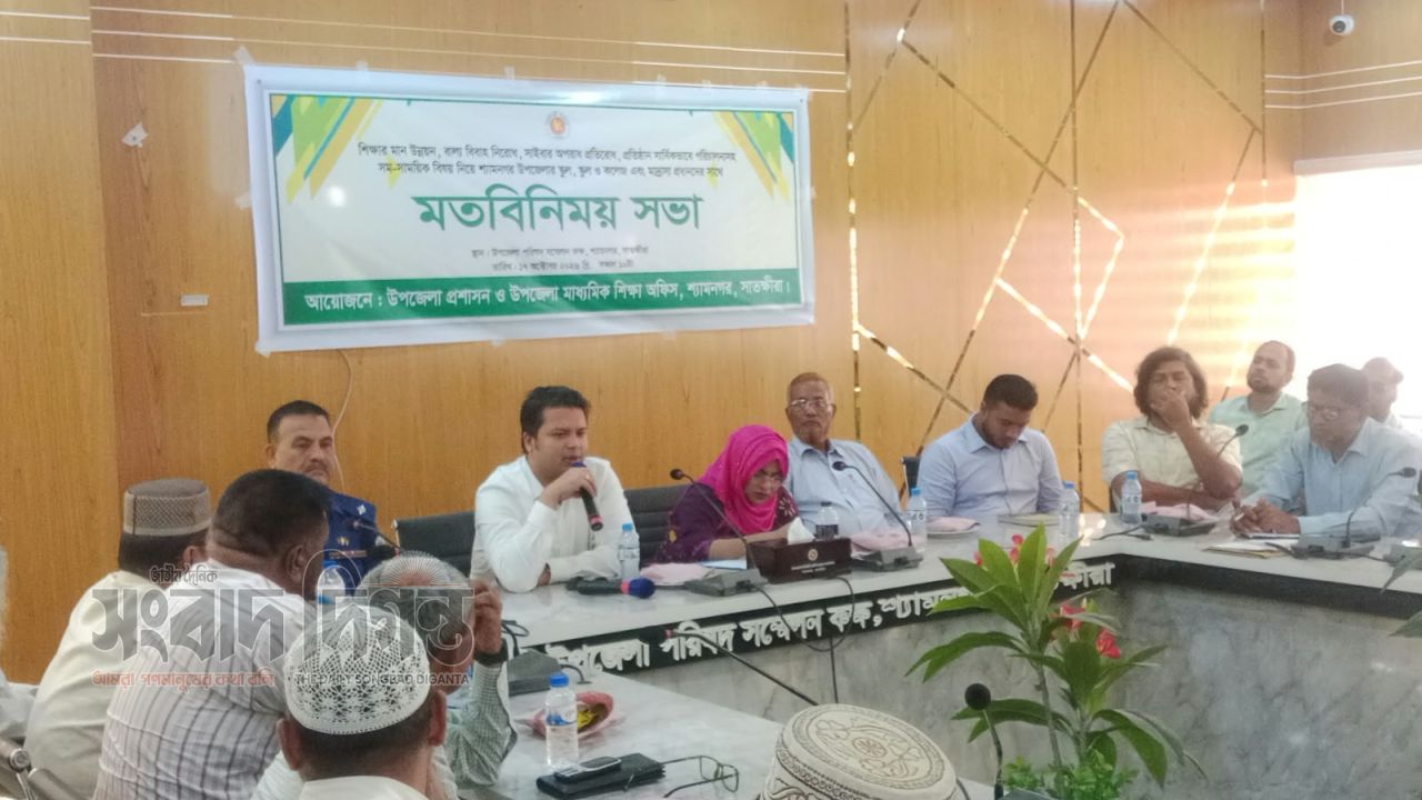 শ্যামনগরে শিক্ষাপ্রতিষ্ঠানে অনিয়মের বিরুদ্ধে কঠোর অবস্থানে ইউএনও