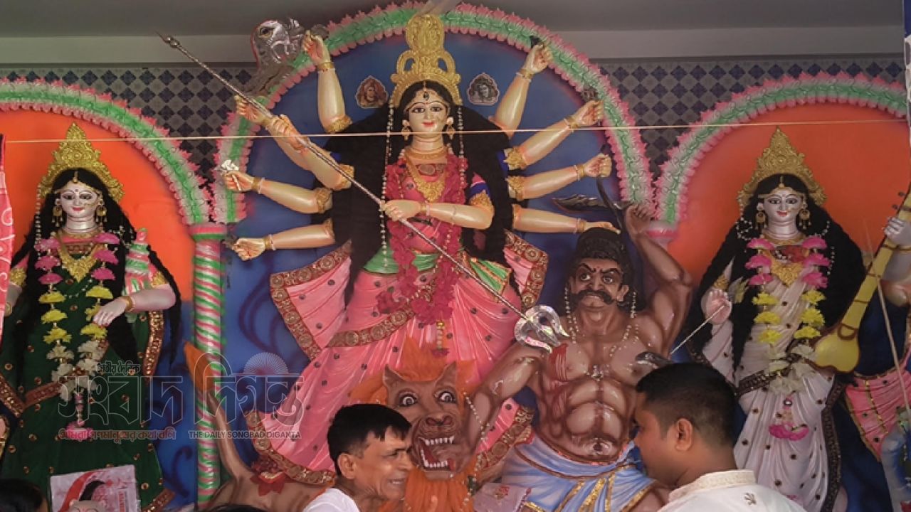 শুরু হলো শারদীয় দুর্গাপূজার মূল আনুষ্ঠানিকতা মন্ডপে মন্ডপে উৎসবের আমেজ