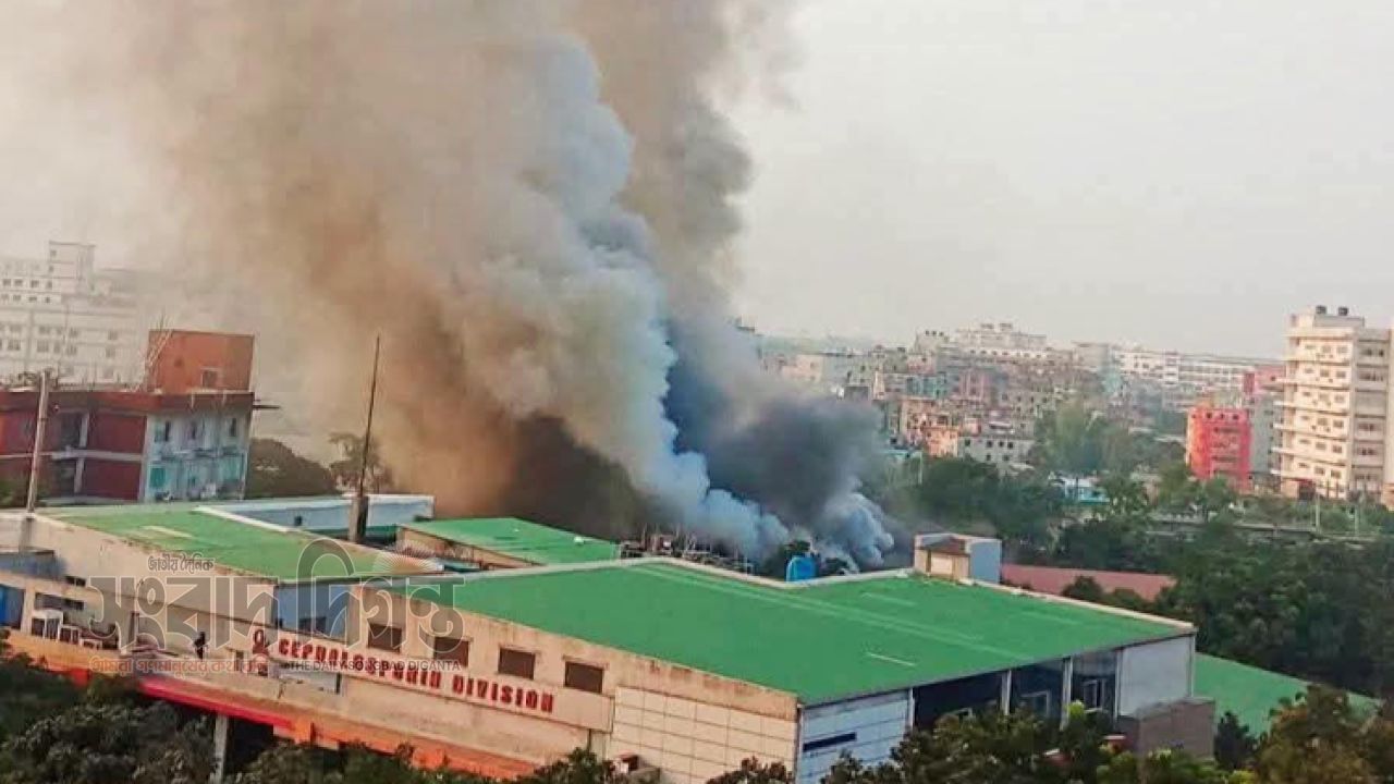 গাজীপুরে ইবনে সিনা ফার্মাসিউটিক্যালসের ভবনে আগুন, নিয়ন্ত্রণে ফায়ার সার্ভিস