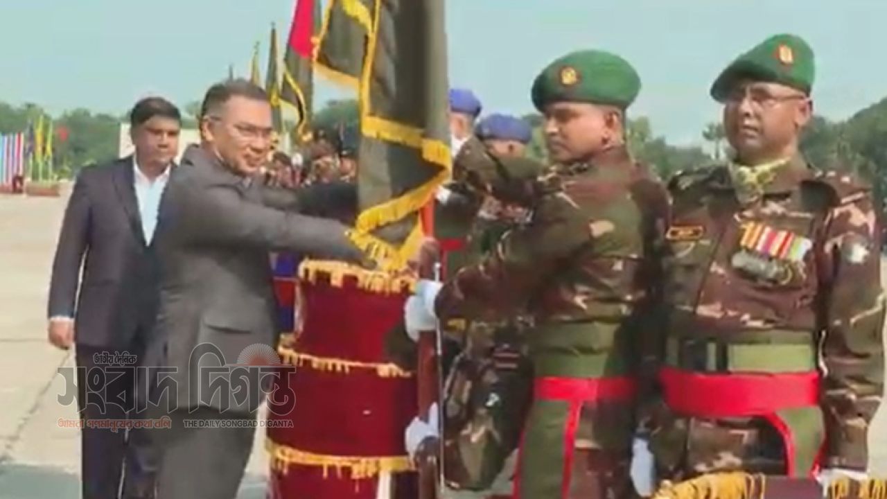 সেনাবাহিনীর সাত ইউনিটকে ন্যাশনাল স্ট্যান্ডার্ড দিলেন তারেক রহমান
