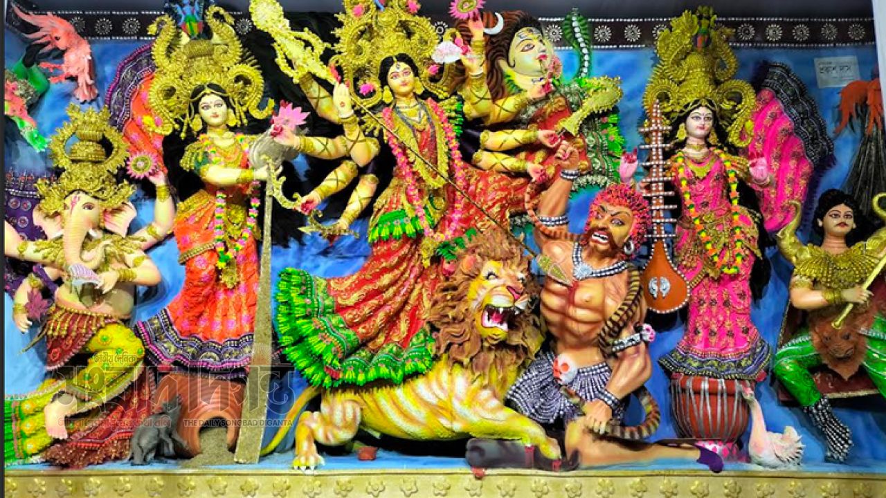 পাট-টেরাকোটা ও লোকশিল্পে সাজানো ব্রাহ্মণবাড়িয়ার দুর্গাপূজার মণ্ডপ 