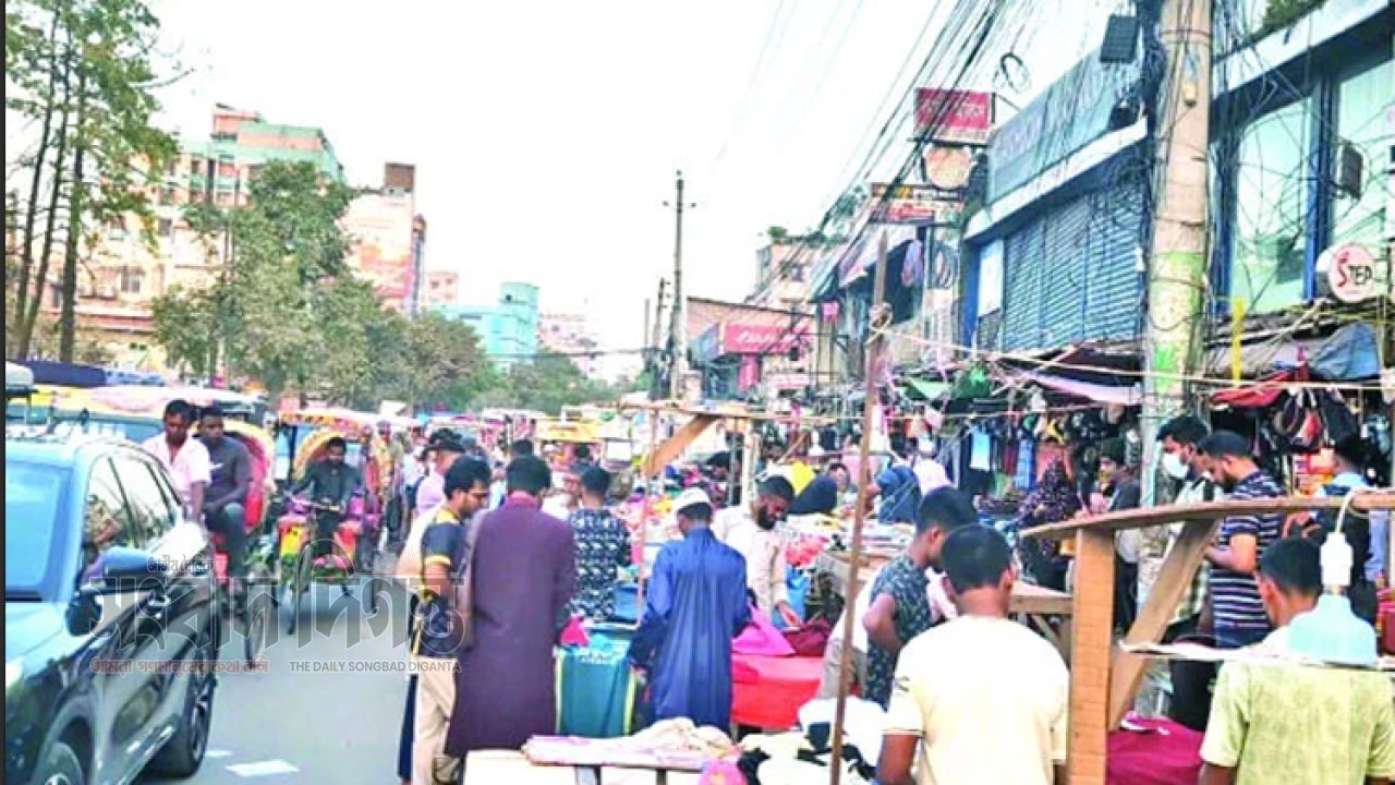 ১০০ ফিট সড়কে অবশিষ্ট ১০ ফুট, দুর্ঘটনার ঝুঁকিতে পথচারীরা 