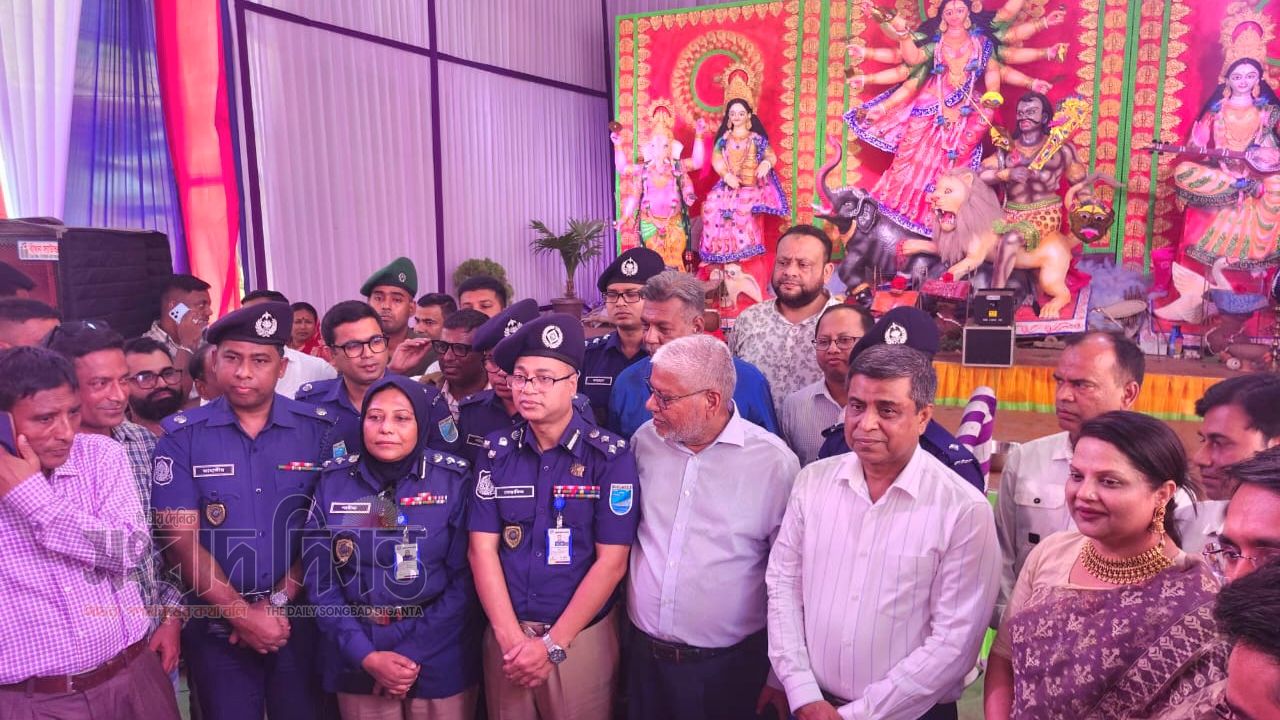 ধামরাইয়ে পূজামণ্ডপ পরিদর্শনে ঢাকা বিভাগের ঊর্ধ্বতন কর্মকর্তাবৃন্দ 