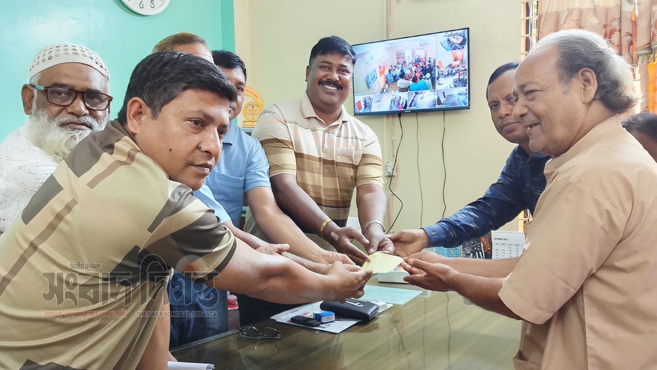 গঙ্গাচড়ায় ১৯ পূজামণ্ডপে চেয়ারম্যান দুলুর ব্যক্তিগত অনুদান 