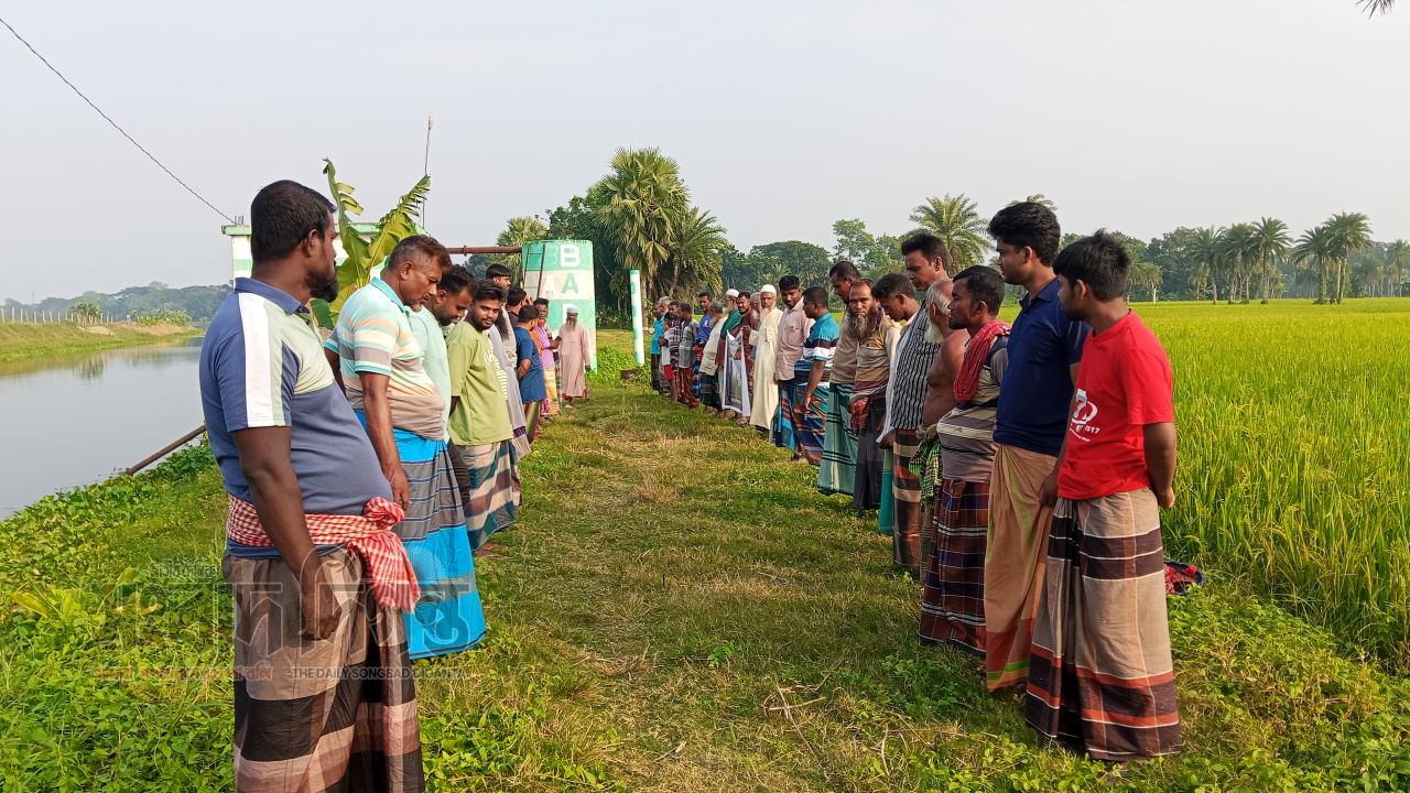 সেচ প্রকল্পের অনিয়ম ও অতিরিক্ত টাকা আদায়ের বিরুদ্ধে মনিরামপুরে কৃষকদের মানববন্ধন