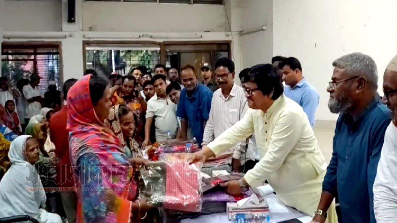মাদারগঞ্জে দুর্গাপূজা উপলক্ষে প্রধানমন্ত্রী তারেক রহমানের ত্রাণ তহবিল থেকে শাড়ি বিতরণ
