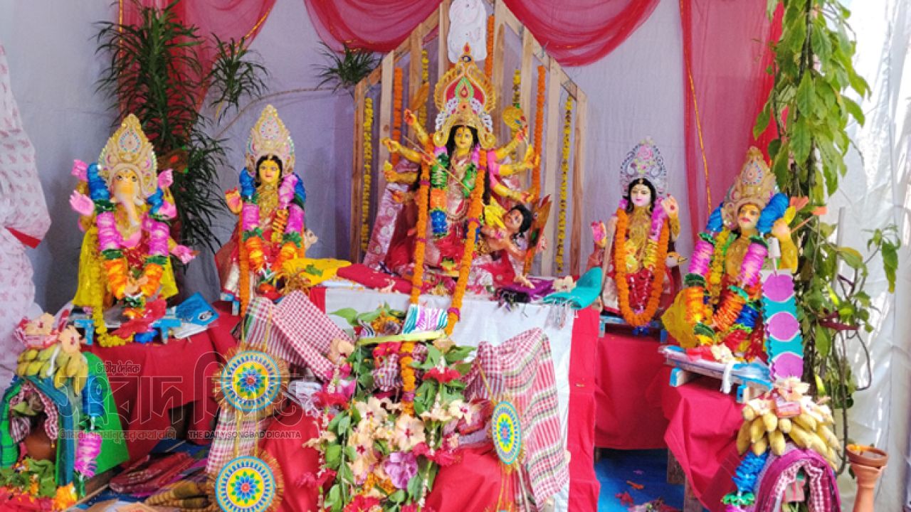 ধর্মীয় পরিচয়ে বৌদ্ধ:  ভক্তি ও বিশ্বাসের টানে বাড়ির আঙিনায় শারদীয় দুর্গাপূজা