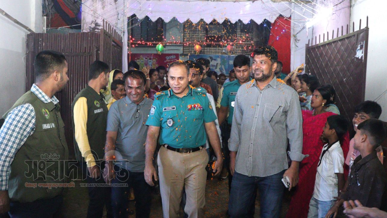 গাজীপুরে দুর্গাপূজার মণ্ডপ পরিদর্শনে পুলিশ কমিশনার ইসরাইল হাওলাদার