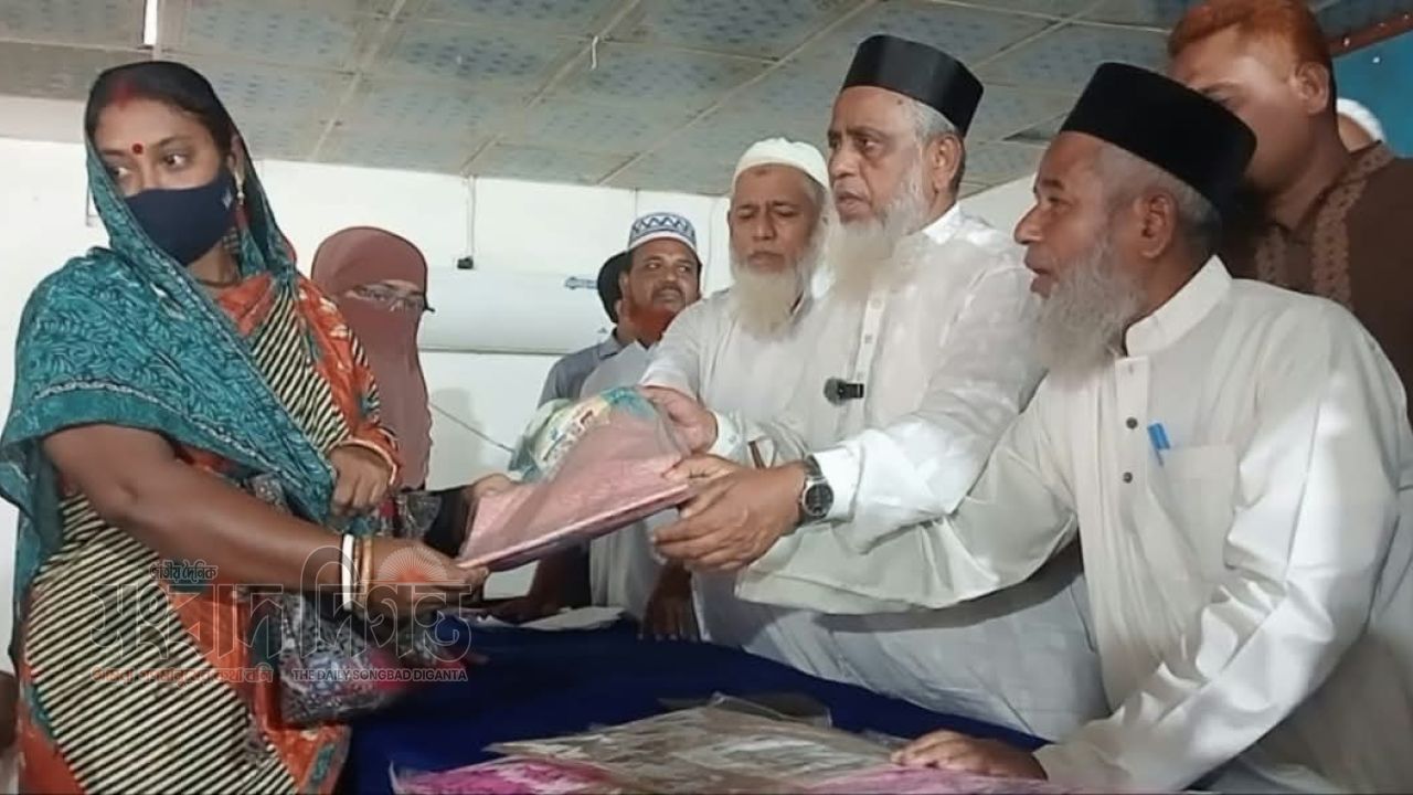 তালায় দুর্গাপূজা উপলক্ষে ১০০ শাড়ি ও ২৫ জনকে নগদ অর্থ বিতরণ
