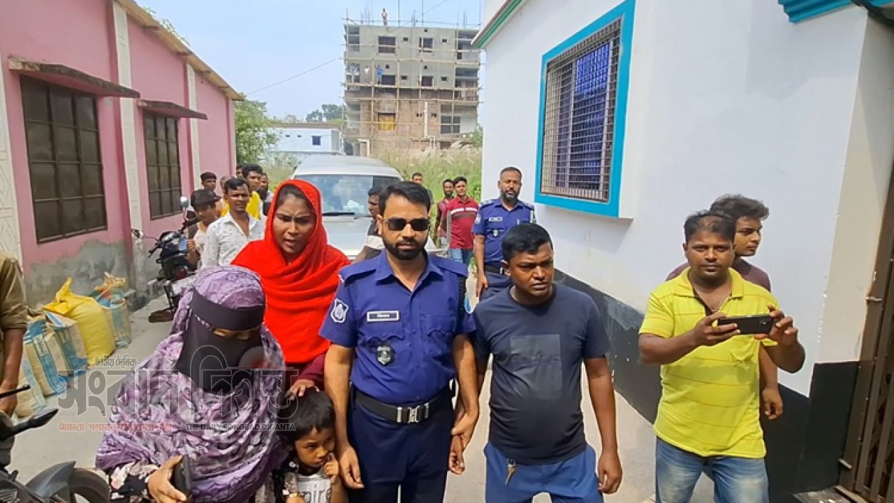 শরীয়তপুরে তিন নারীসহ ইউএনওর সরকারি গাড়িচালক আটক 