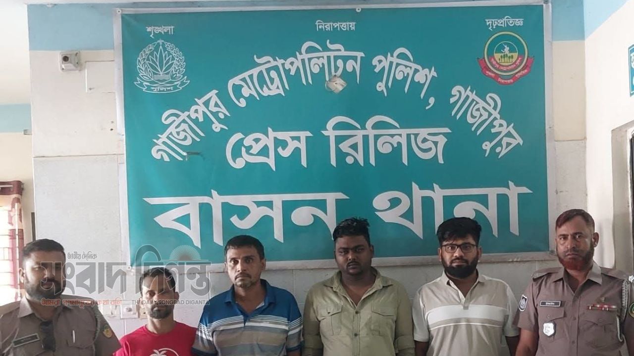 বাসন থানা পুলিশের বিশেষ অভিযান, চাপাতিসহ চারজন গ্রেফতার