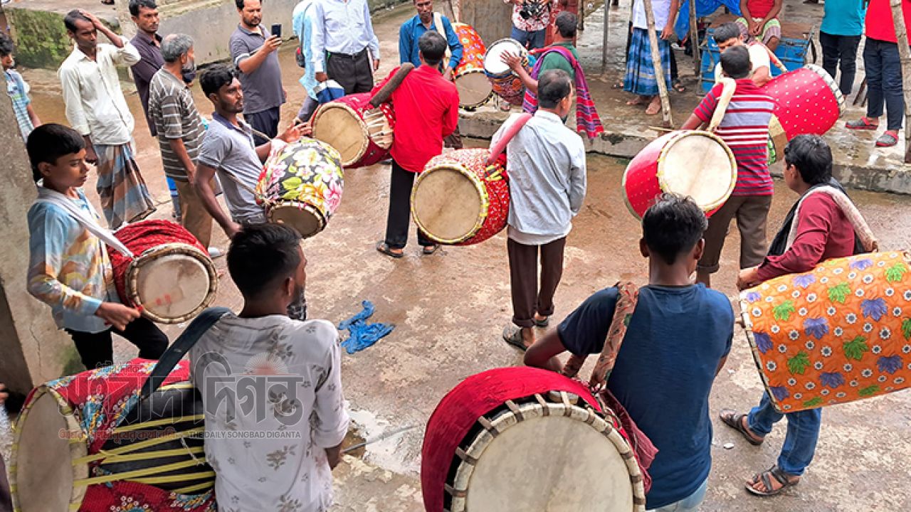 শারদীয় দুর্গাপূজায় ঢাকের তালে জমজমাট কটিয়াদীর ঐতিহ্যবাহী হাট