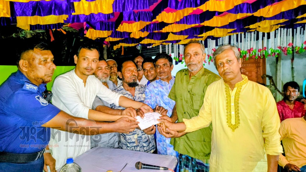 মধ্যনগরে দুর্গাপূজার মণ্ডপ পরিদর্শনে মিজানুর রহমান মিনু