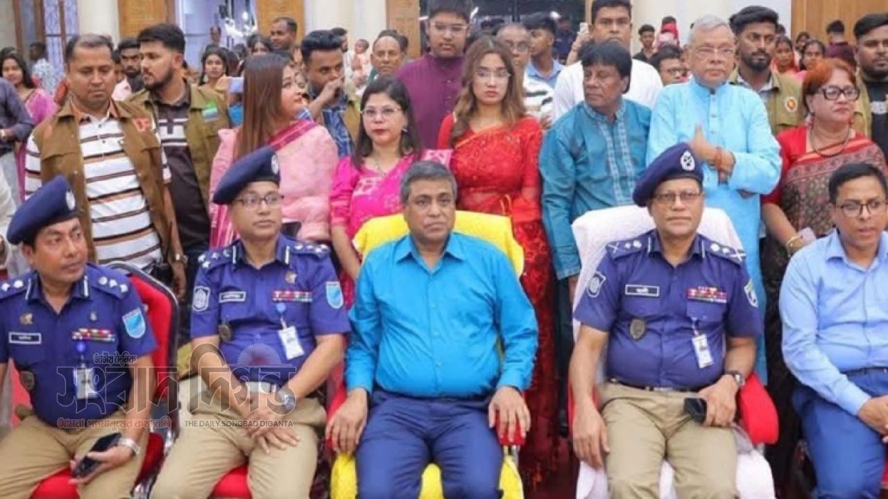 দুর্গাপূজা ঘিরে নারায়ণগঞ্জে পূজামণ্ডপ পরিদর্শনে বিভাগীয় কমিশনার