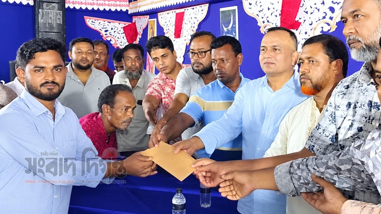 পূজামণ্ডপ পরিদর্শন, আর্থিক সহায়তা দিলেন ফুলবাড়ীয়া উপজেলা বিএনপির আহ্বায়ক 