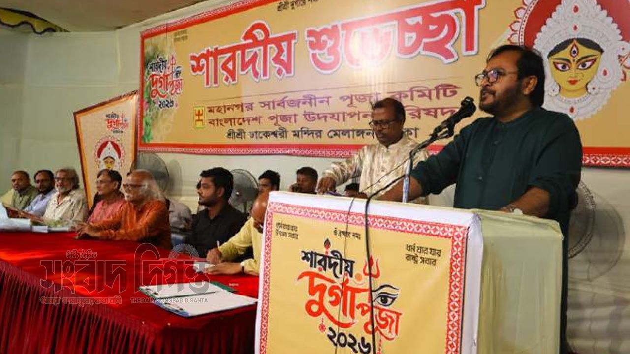 ‘ধর্ম যার, উৎসব তার; কিন্তু রাষ্ট্র সবার’ ঢাকেশ্বরী মন্দিরে মজিবুর রহমান মঞ্জু