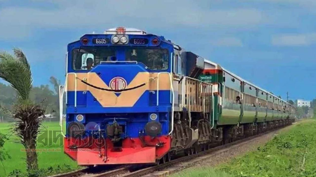 লাইনচ্যুতির ঘটনায় সিনিয়র সাব-অ্যাসিস্ট্যান্ট প্রকৌশলী বরখাস্ত