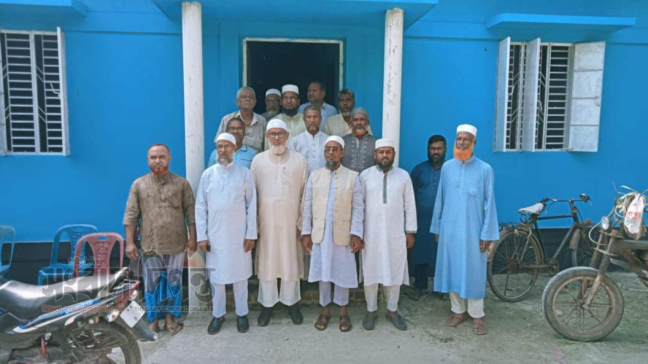দেবহাটায় ৮ অসহায়কে ৮০ হাজার টাকা সহায়তা, নতুন বাড়ি পেলেন শহীদ হোসেন আলী